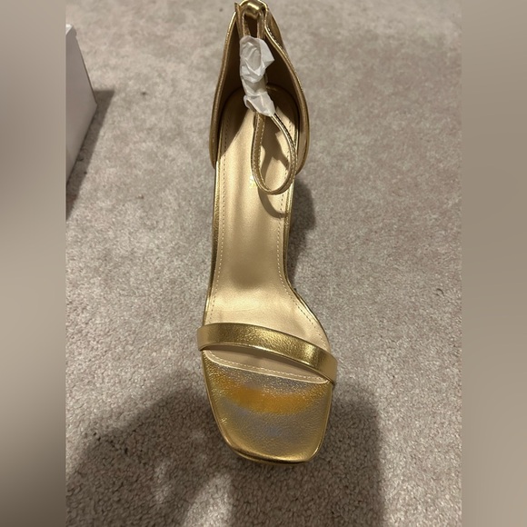 Gold size 9 heeled sandals - Picture 3 of 4
